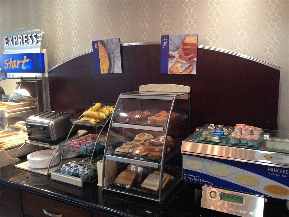 Holiday Inn Express & Suites Greenfield By Ihg מראה חיצוני תמונה