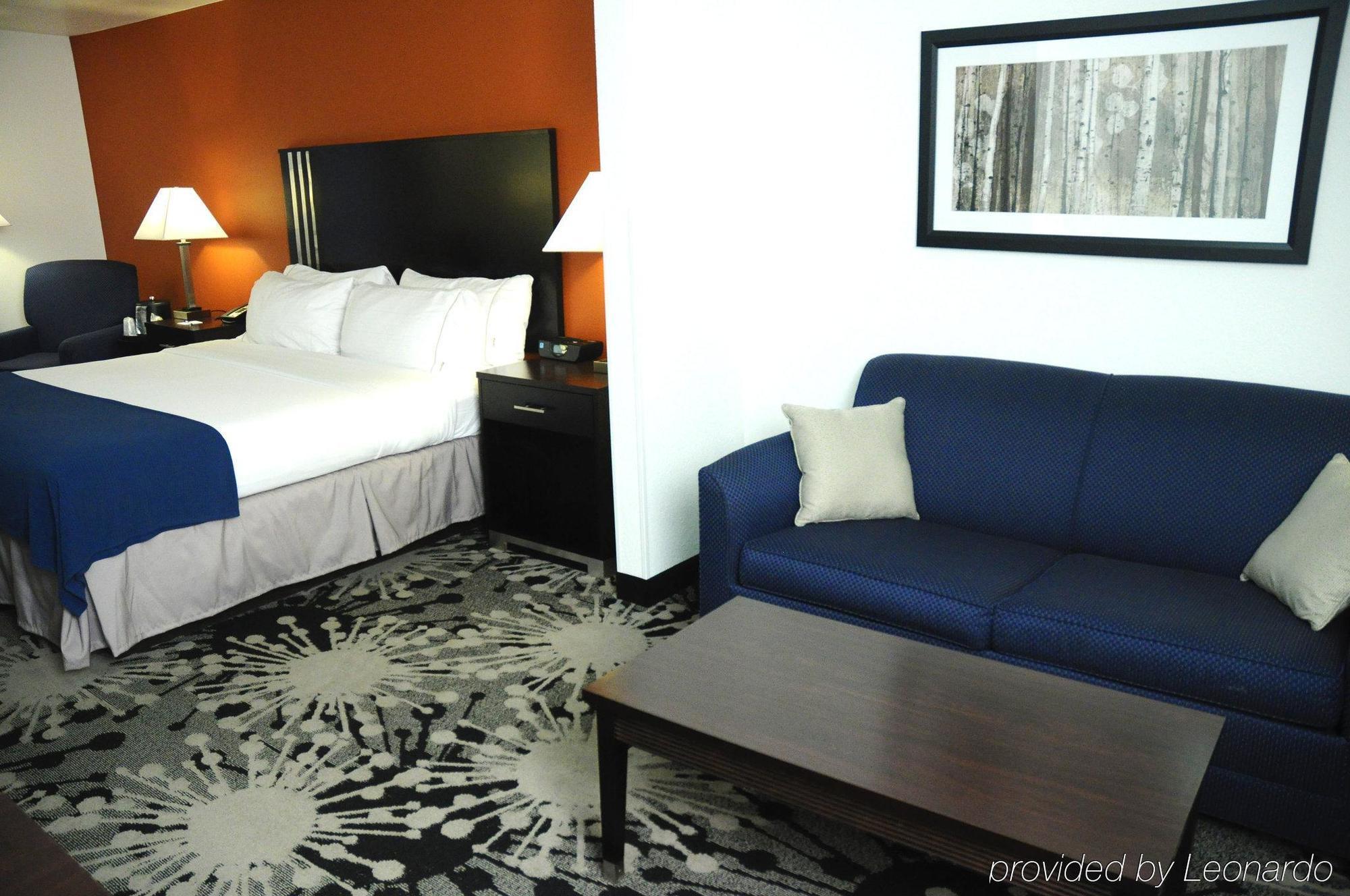 Holiday Inn Express & Suites Greenfield By Ihg מראה חיצוני תמונה
