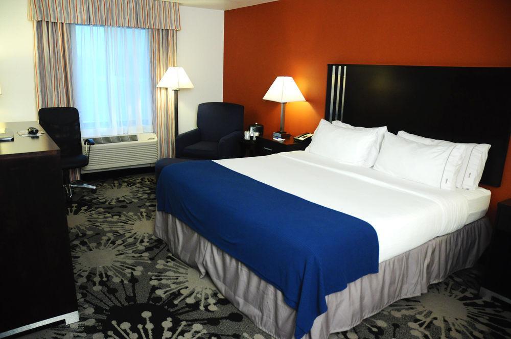 Holiday Inn Express & Suites Greenfield By Ihg מראה חיצוני תמונה