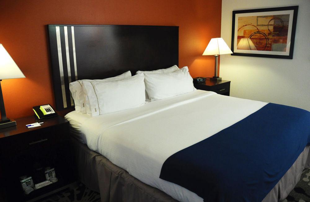 Holiday Inn Express & Suites Greenfield By Ihg מראה חיצוני תמונה